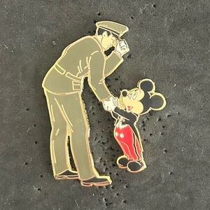 DISNEY PIN MICKEY MOUSE THANKING SHAKING HANDS WITH ARMY SOLDIER MILITARY THANKS